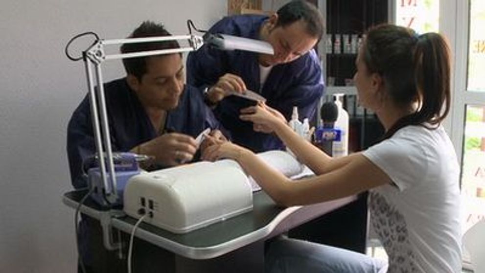 Catalin Maruta si Jean de la Craiova, angajati la un salon de cosmetica! Vezi cum s-au descurcat! VIDEO