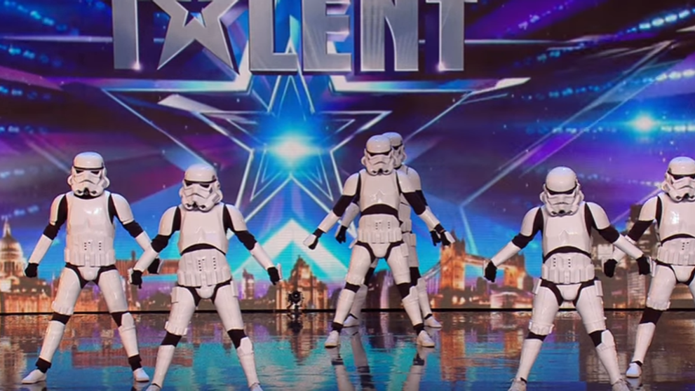 Au urcat pe scena imbracati in costume Star Wars, dar nimeni nu a banuit ce aveau sa faca. Reprezentatia care le-a oferit un loc in Semifinala