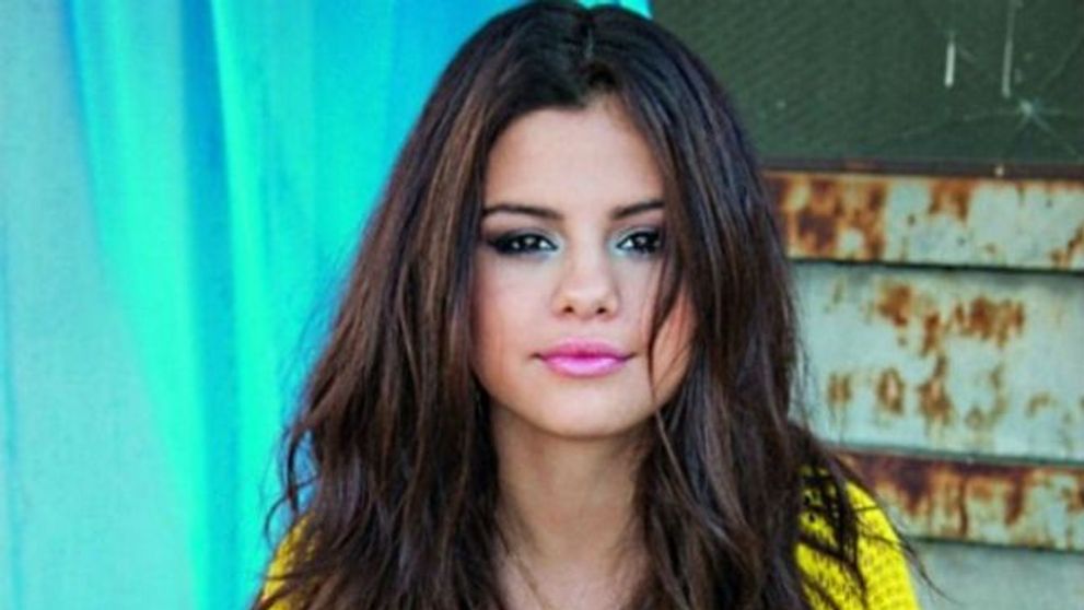 Selena Gomez nu arata asa in viata de zi cu zi. Cum este parul ei in realitate