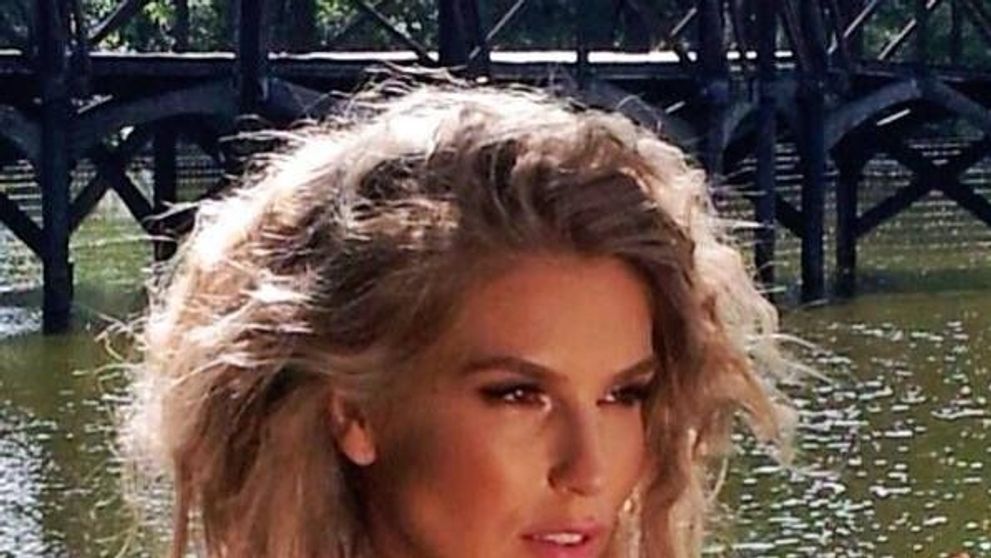 Corina Bud, intr-o ipostaza respingatoare. De ce niciun barbat n-ar vrea s-o atinga, desi e doar in costum de baie: FOTO