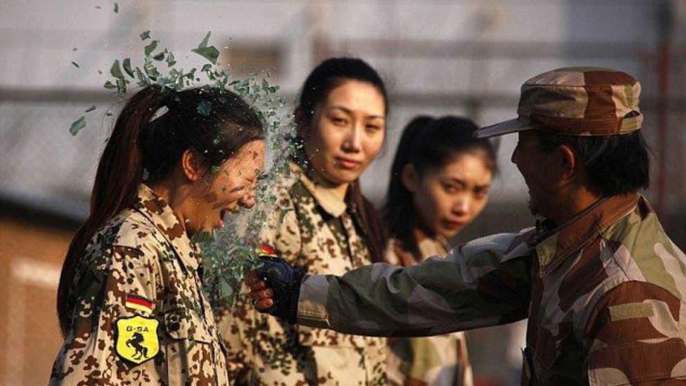 Antrenament extrem pentru femeile care vor sa devina garzi de corp in China:<span style=