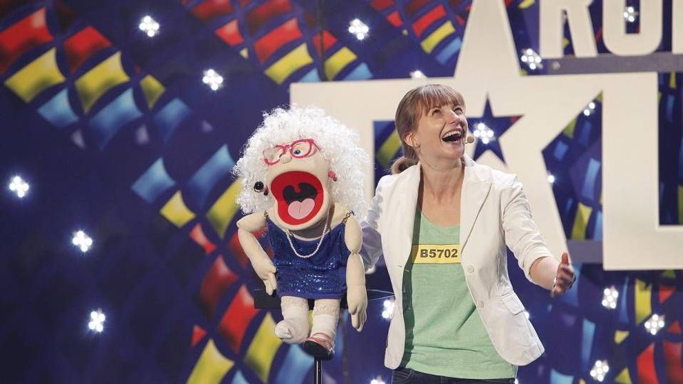 A cucerit publicul cu bunicuta sexy. Cum arata si ce face acum Crina Zvoboda, ventriloca de la 