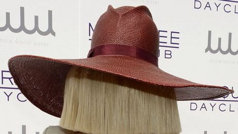 Sia, fara perucile uriase. Cum arata chipul celei mai misterioase cantarete din lume