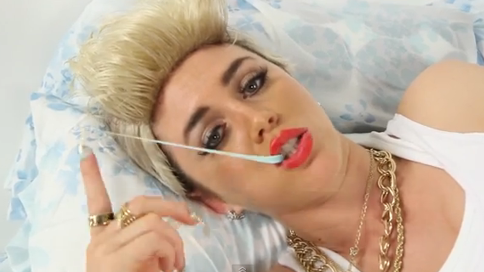 Razi cu lacrimi. Cea mai tare parodie dupa melodia lui Miley Cyrus, facuta chiar de sosia ei. VIDEO