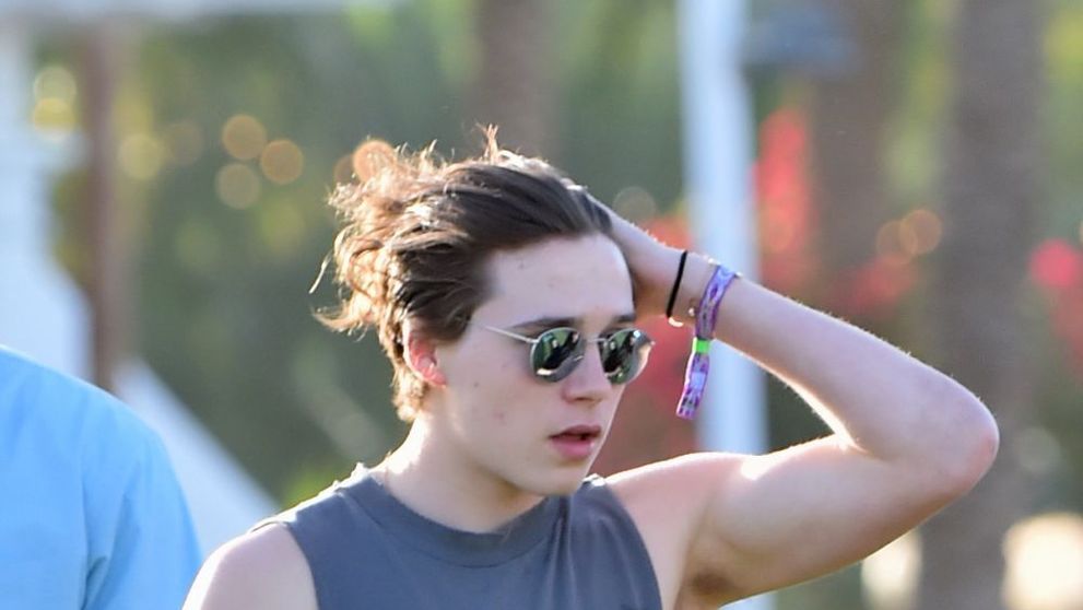Are 18 ani, dar il vaneaza femei de peste 30. Cu ce vedeta sexy a fost vazut fiul lui David Beckham, Brooklyn