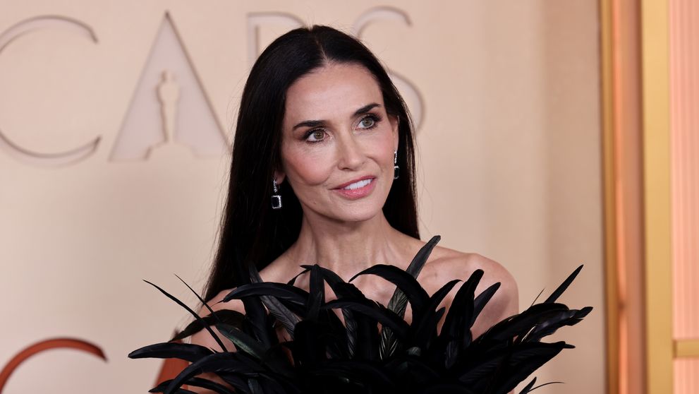 Demi Moore, apariție spectaculoasă pe covorul roșu la Premiile Oscar 2026. Rochia ei uimitoare a atras toate privirile