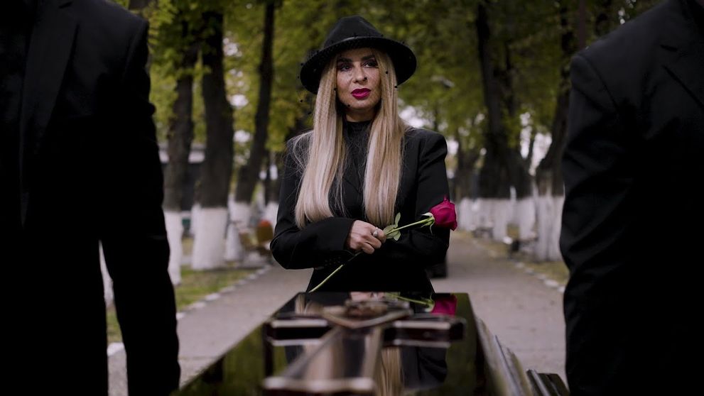 Anamaria Prodan, în doliu în cel mai recent clip al lui Theo Rose, ”Soarele meu”. Cum a fost filmată la cimitir