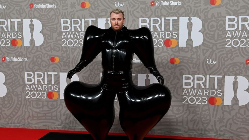 Sam Smith, cel mai urât costum al anului! Artistul, într-o ținută gonflabilă la Brit Awards