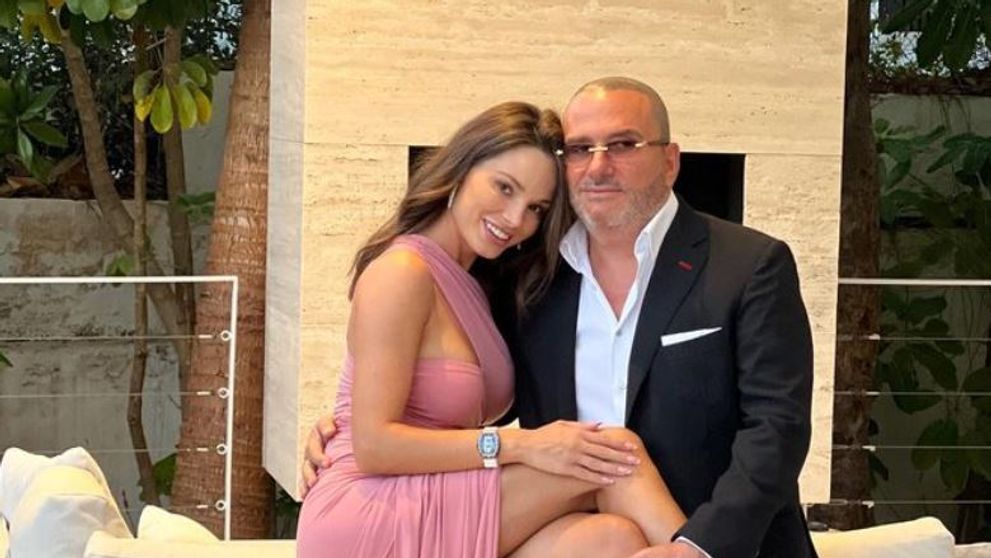 Soția milionarului Don Pepe este însărcinată. Maria și-a arătat burtica în vacanța din Maldive