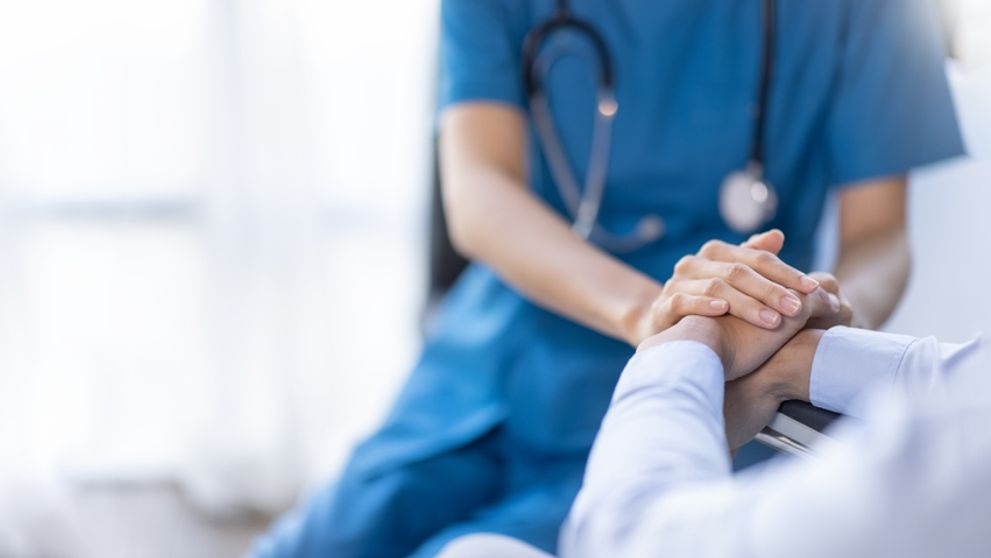 Ce văd oamenii înainte să moară. Dezvăluirile unui medic care a studiat 1000 de pacienți aflați în pragul decesului