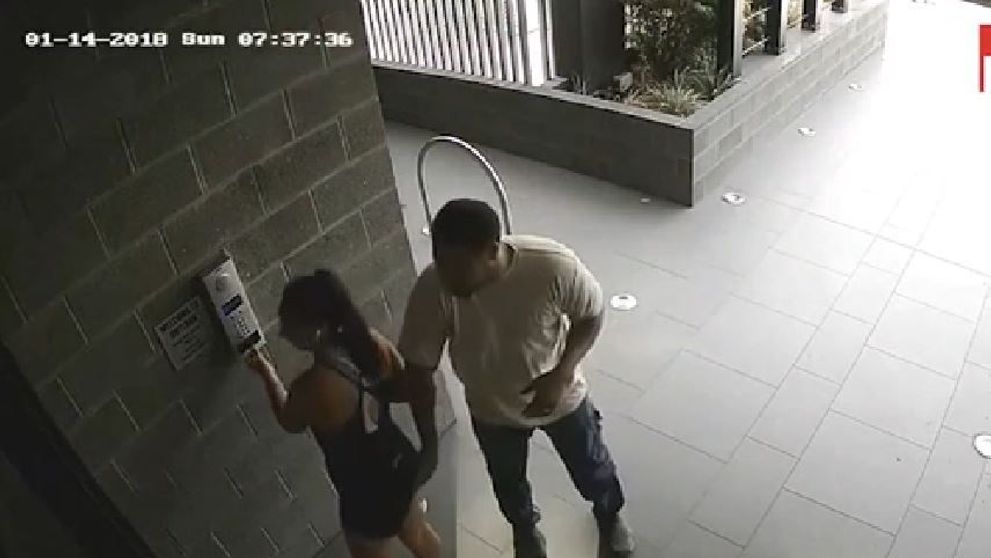 A fost agresata de un necunoscut chiar langa scara blocului unde locuia