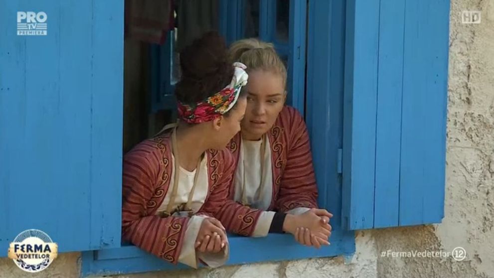 Curajoase fetele de la Ferma Vedetelor! Au acceptat provocarea si au intrat desculte intr-o groapa plina de namol