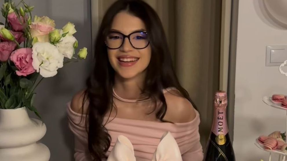Imagini de la ziua de naștere a Cleopatrei Stratan. Interpreta a împlinit 22 de ani și a sărbătorit alături de cele mai bune prietene. Cum a felicitat-o tatăl ei, Pavel Stratan