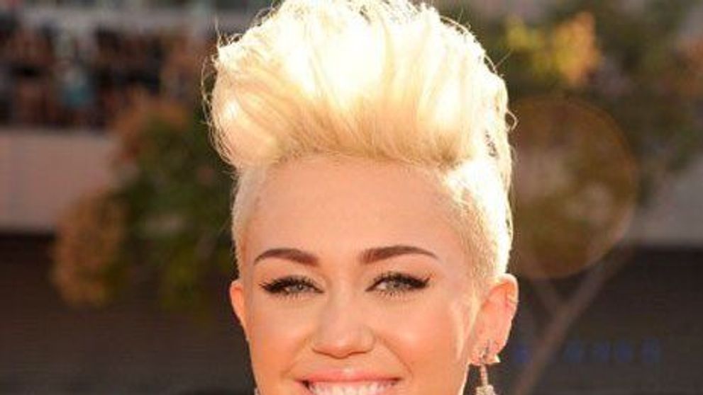 Miley Cyrus viseaza la un alt barbat, care nu este logodnicul ei. Vezi fotografiile compromitatoare