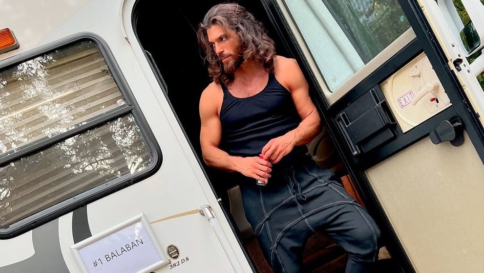 Imagini inedite cu Can Yaman de pe platoul de filmare al serialului El Turco. Prin ce schimbări fizice a trecut actorul pentru rolul lui Hasan Balaban