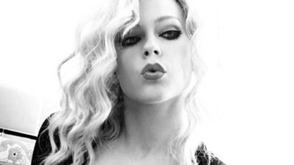 Avril Lavigne a fost batuta de cinci persoane intr-un bar. Cantareata are fata 