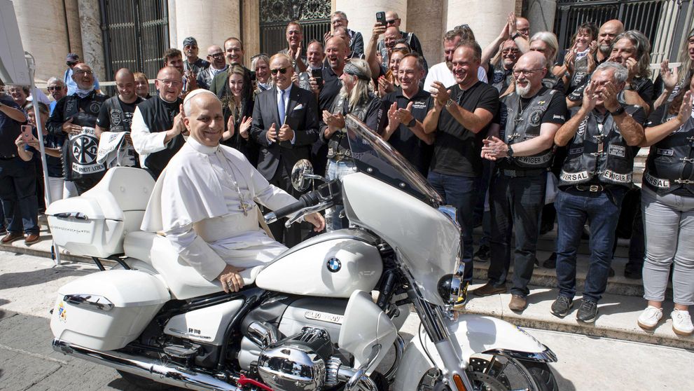 O motocicletă semnată de Papa Leon s-a vândut la licitație cu 130.000 de euro! Unde vor ajunge banii