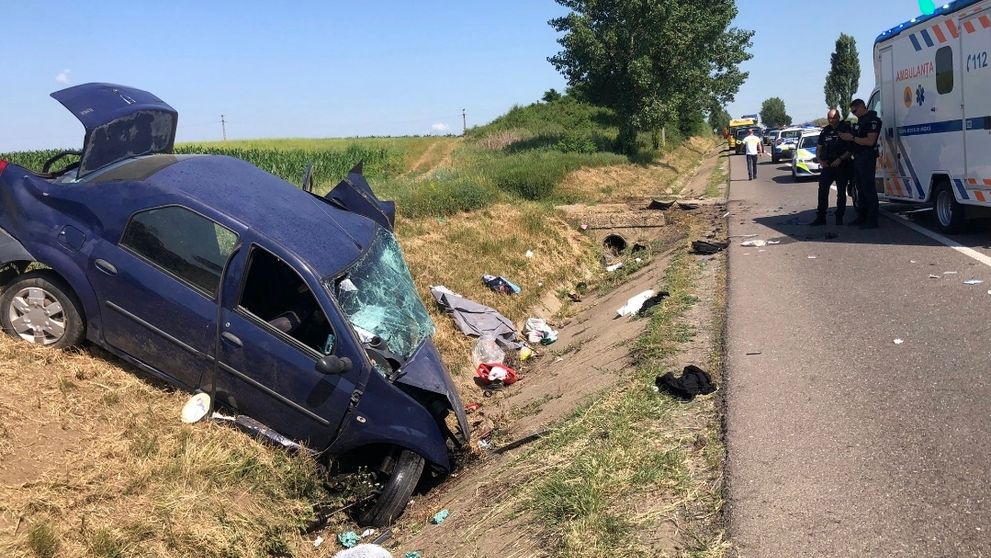 Un bărbat a murit la Adjud după ce a intrat cu mașina într-un cap de pod. Imagini șocante de la locul accidentului