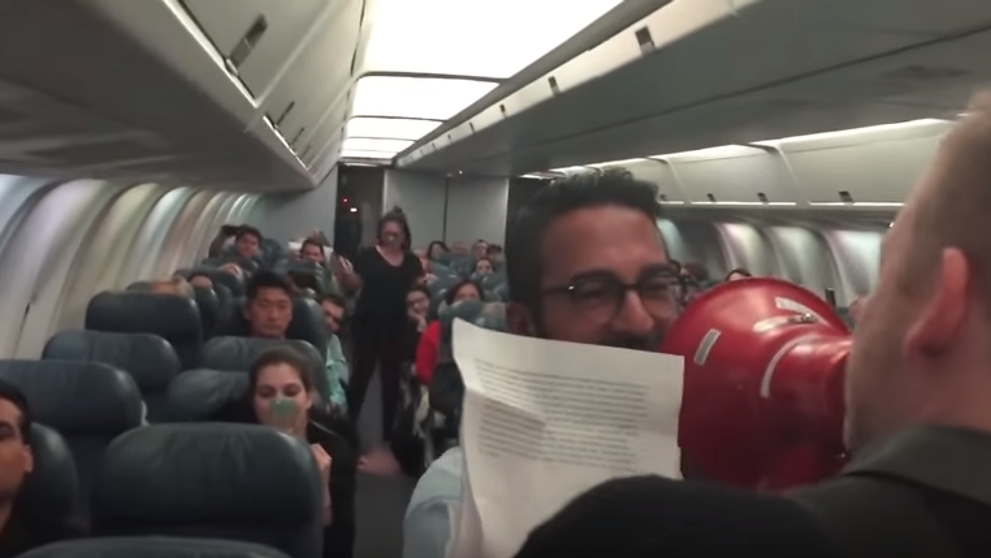 Si-a mintit iubita ca vor avea parte de o calatorie cu avionul. Ce a urmat a facut-o sa izbucneasca in lacrimi