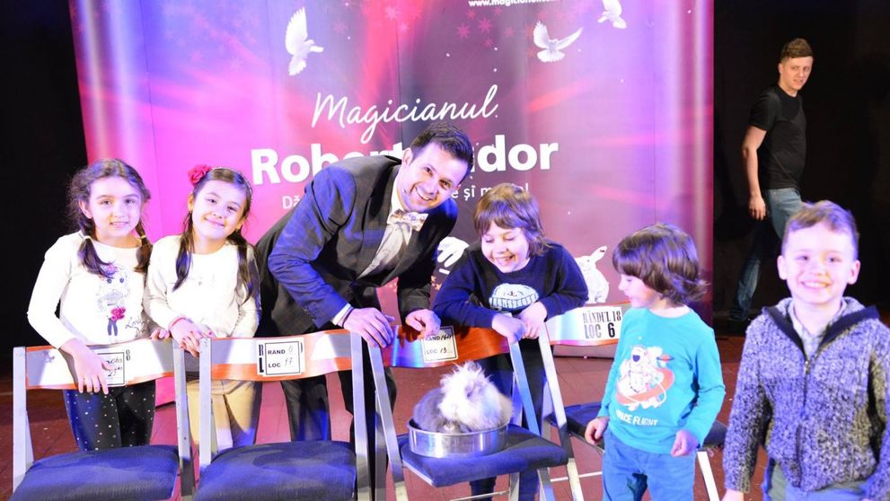 Magicianul Robert Tudor pleacă în căutarea iepurașului. Spectacolul inedit va ajunge în 21 de orașe ale țării