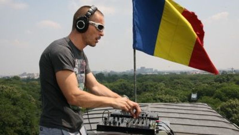 VIDEO Tot Bucurestiul danseaza in clipul Trupei Trupelor, 'Rollin' (Legalize Joy)'!