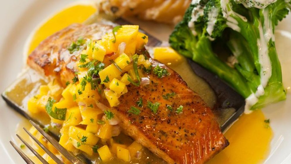 Somon cu salsa de mango si avocado