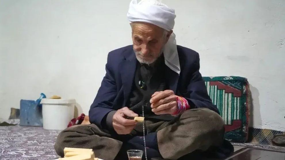 Un bunic de 86 de ani s-a hrănit timp de 50 de ani doar cu ceai și napolitate. Nepotul său: „Suntem uimiți de modul lui de viață”