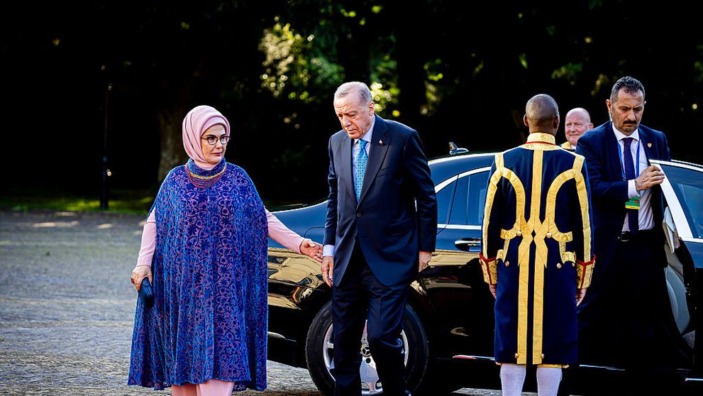 Recep Erdoğan, apariție rară alături de soție la Summitul NATO. Cine e Emine Erdoğan, Prima Doamnă tradiționalistă a Turciei care a lăudat, în trecut, haremul otoman