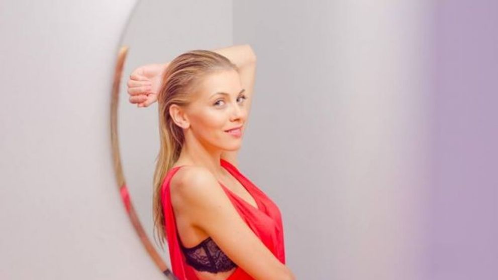 Andreea Ibacka, la fel de frumoasa si cand e proaspat iesita de la dus. Fotografia in care apare doar cu un prosop pe cap a incins imaginatia fanilor