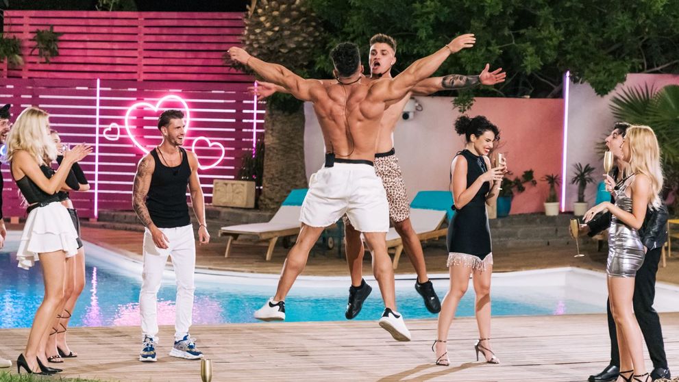 În primul episod Love Island România, concurenții au parte de party la piscină. Ce surpriză îi așteaptă