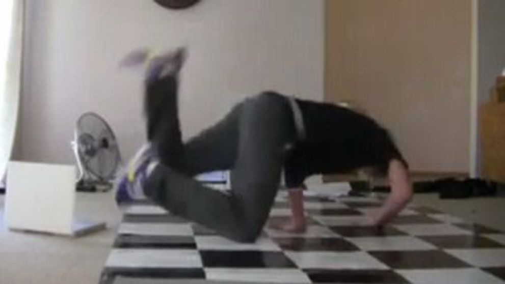 Breakdance-ul, un dans periculos! Uite ce a patit un tanar in timp repeta. VIDEO