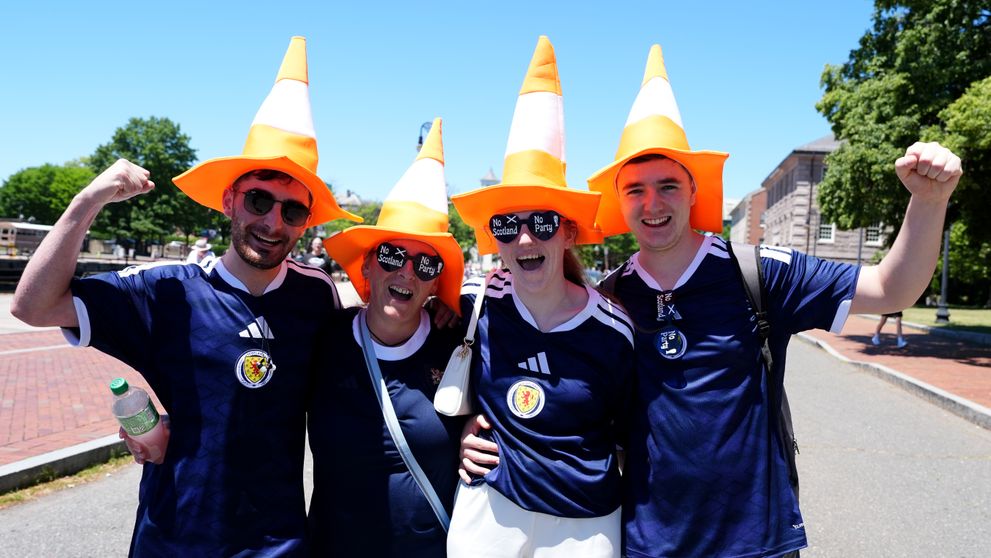 De ce fanii scoțieni pun conuri de trafic pe statuile din Boston. “Tartan Army” a cucerit, pur și simplu, Statele Unite