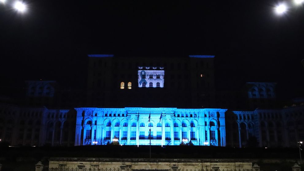 Fundația Renașterea marchează Ziua globală de eliminare a Cancerului de Col Uterin, iluminând în turcoaz Palatul Parlamentului