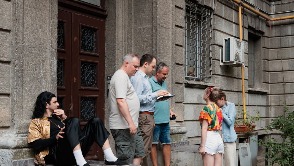 Locatarii din Scara B se bucură de o nouă achiziție, în această seară!  „Cine plătește, se prăjește!”