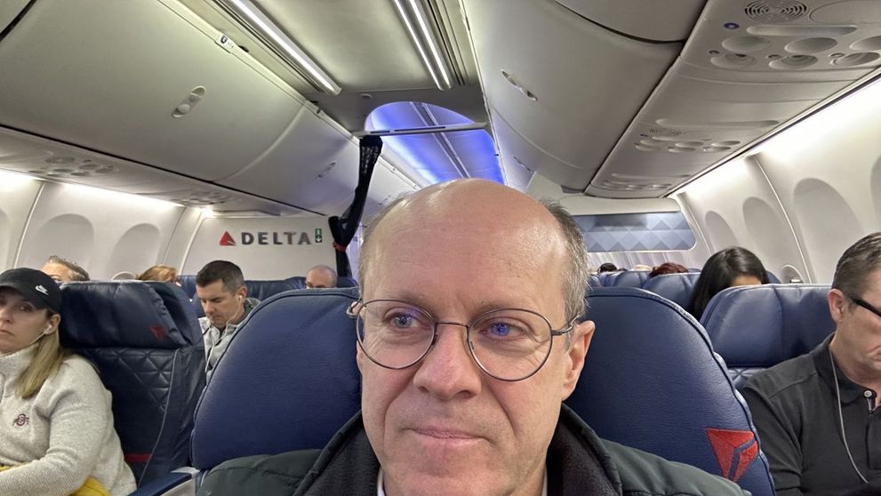 Ce a pus-o un milionar să facă pe femeia care stătea lângă el în avion! I-a oferit 100.000 de dolari, însă ea l-a refuzat