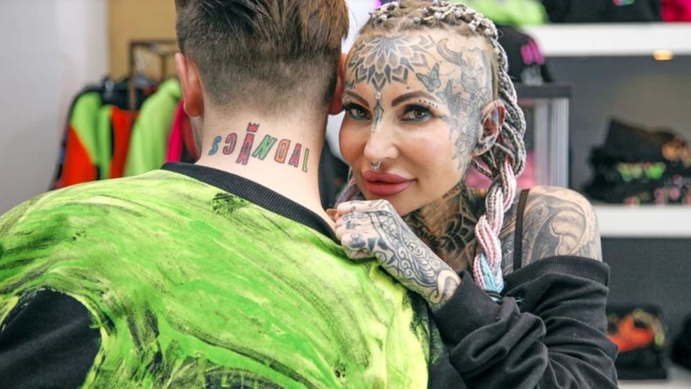 Regina tatuajelor din Polonia a fost cerută în căsătorie. Cum arată iubitul, cu 30 de ani mai tânăr decât ea