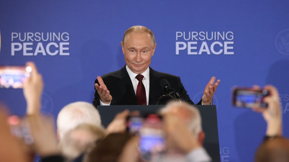 Ironia sorții. Ce au mâncat jurnaliștii ruși în avionul care îi ducea la summit-ul dintre Trump și Putin. ”Kremlinul nu duce lipsă de umor”