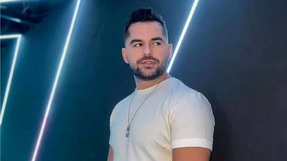 Un cântăreț pop din Albania a murit, pe neașteptate, în brațele soției lui. Cuplul era în Italia, pentru a căuta un tratament pentru fiul lor cel mic