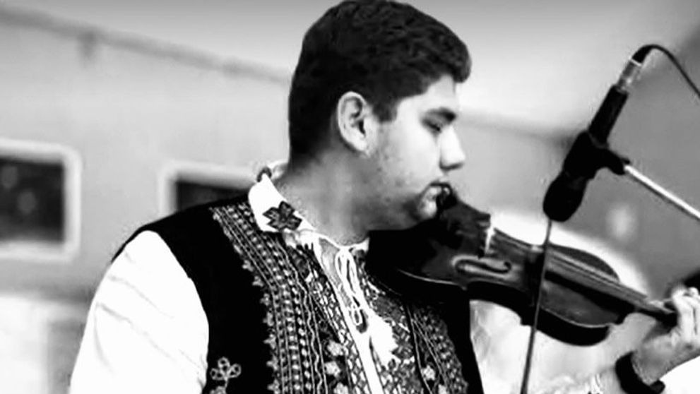 El este tânărul din Gorj care a fost lovit de fulger în timp ce cânta la vioară. La ce era conectat instrumentul când s-a întâmplat tragedia: „Exact în timpul ăla...„