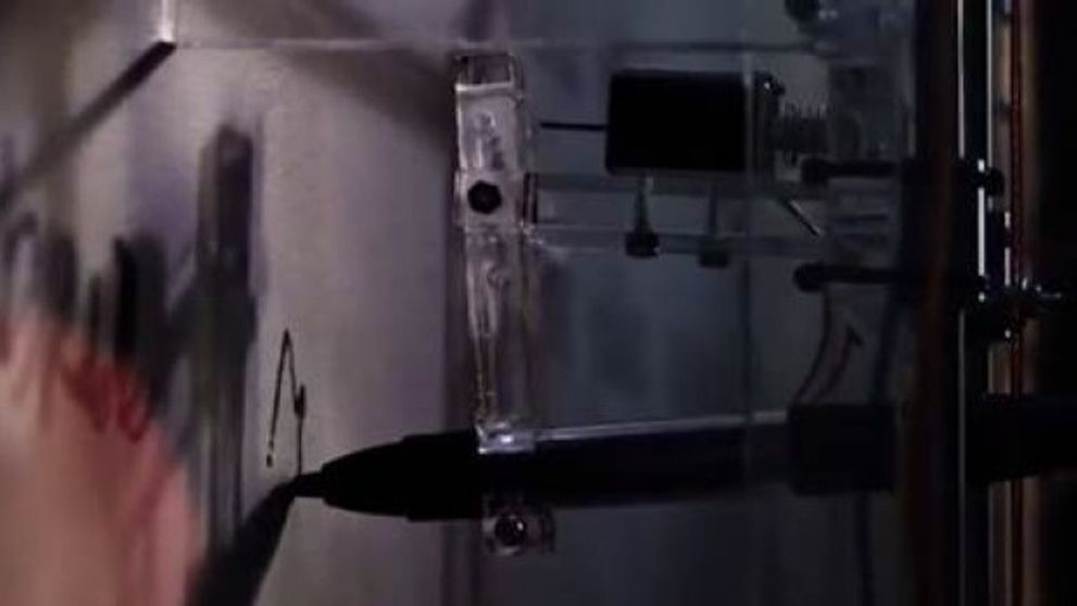 Ai vazut vreodata un robot poet? Acesta este primul robot din Romania care scrie pe pereti versuri trimise chiar de tine, cu ajutorul unei aplicatii