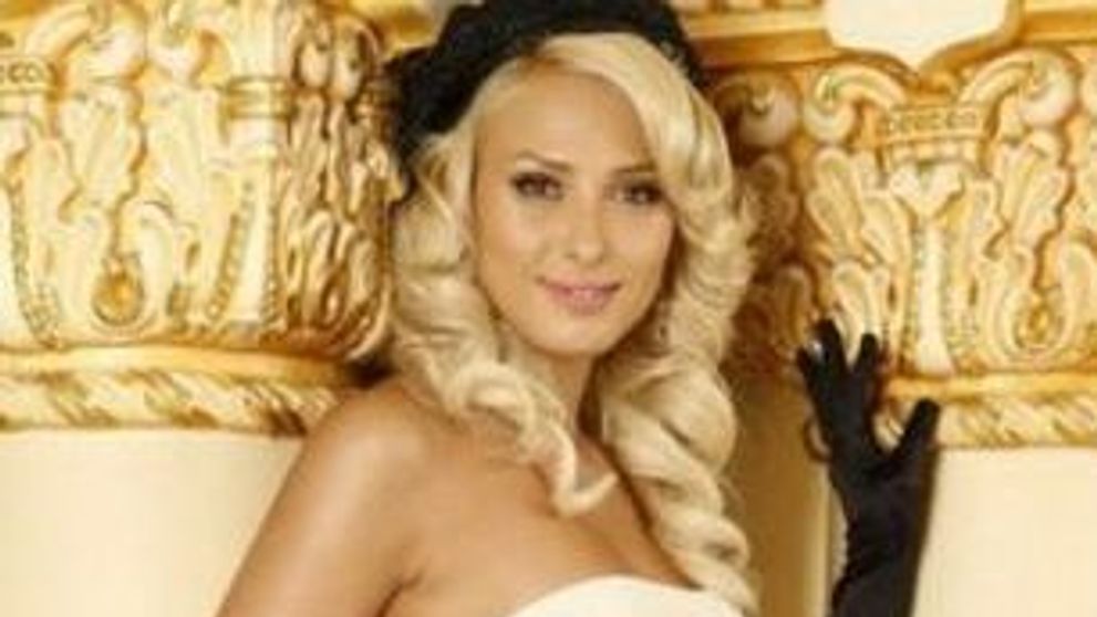 Iulia Vantur se simte cel mai bine in rochii elegante VIDEO
