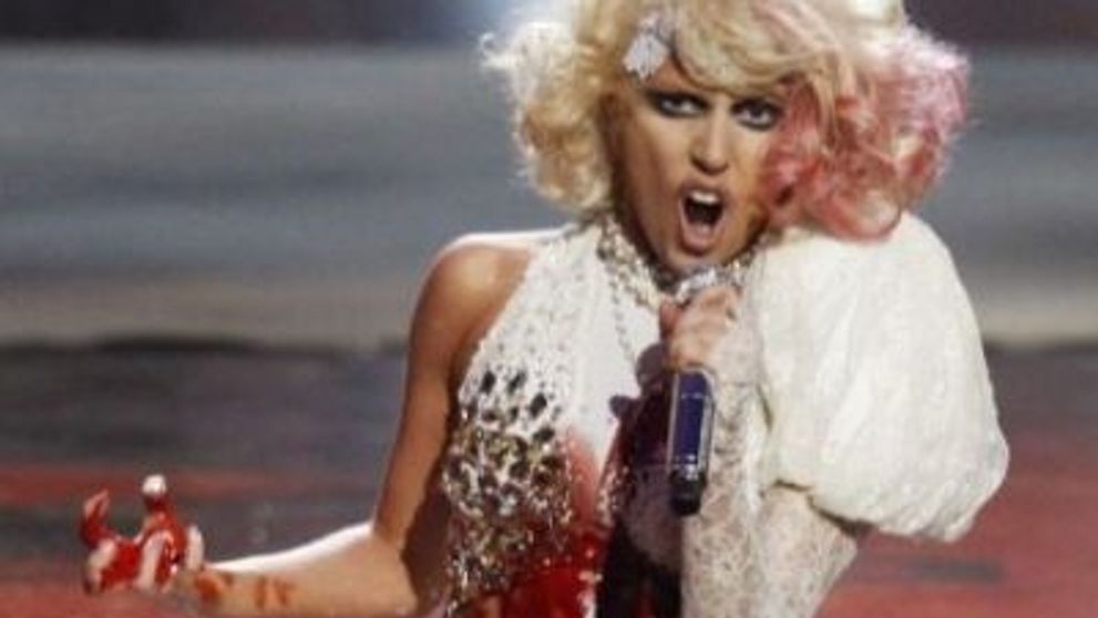 Noul parfum al lui Lady GaGa va mirosi a sange si... sperma