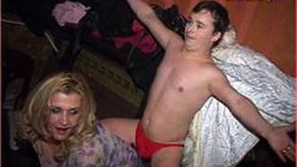 Acasatv.ro difuzeaza imagini in exclusivitate cu piticul stripper