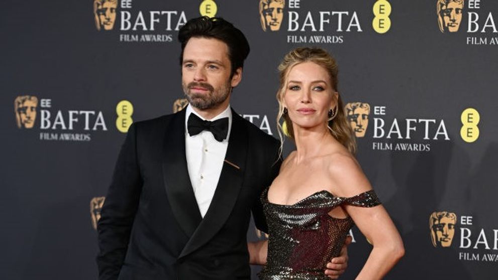 Sebastian Stan și iubita sa, Annabelle Wallis, apariție superbă împreună, pe covorul roșu de la Premiile BAFTA. Cum i-au surprins paparazzii