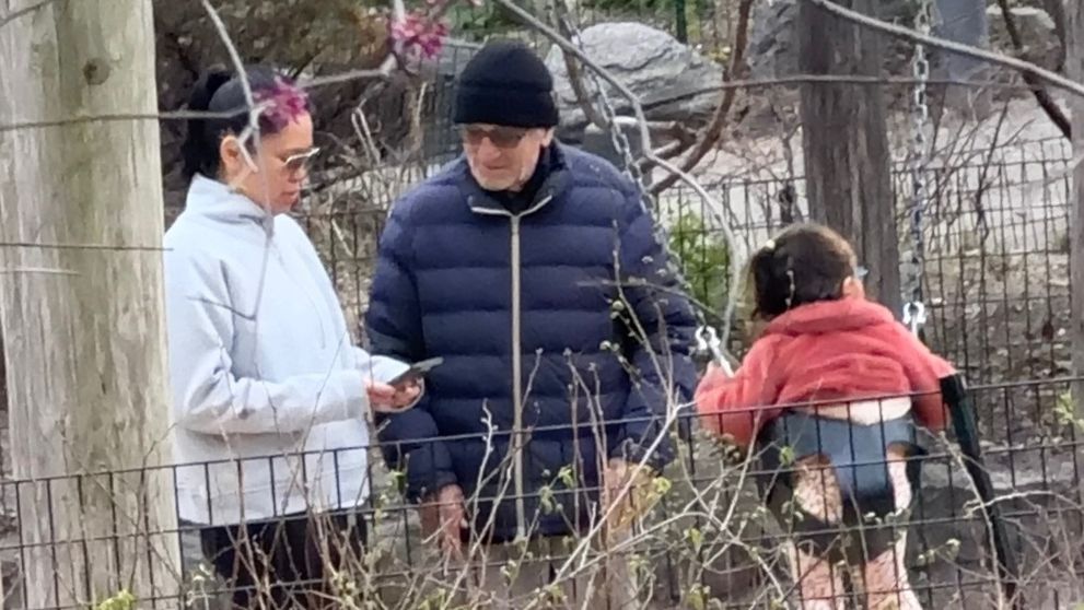 Și-ar putea da în leagăn strănepoții, dar o face cu propriul copil! Robert De Niro, tată în acțiune la 82 de ani: „Copil de 3 ani la 82 de ani? E normal?”