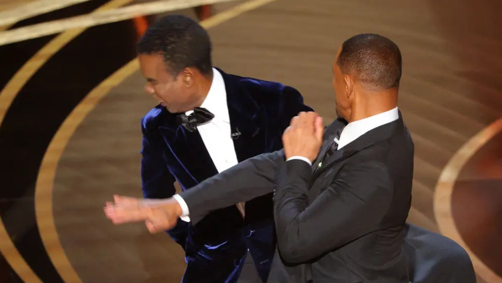 Will Smith l-a lovit pe Chris Rock la Oscar 2022: „Nu mai pomeni numele soției mele”