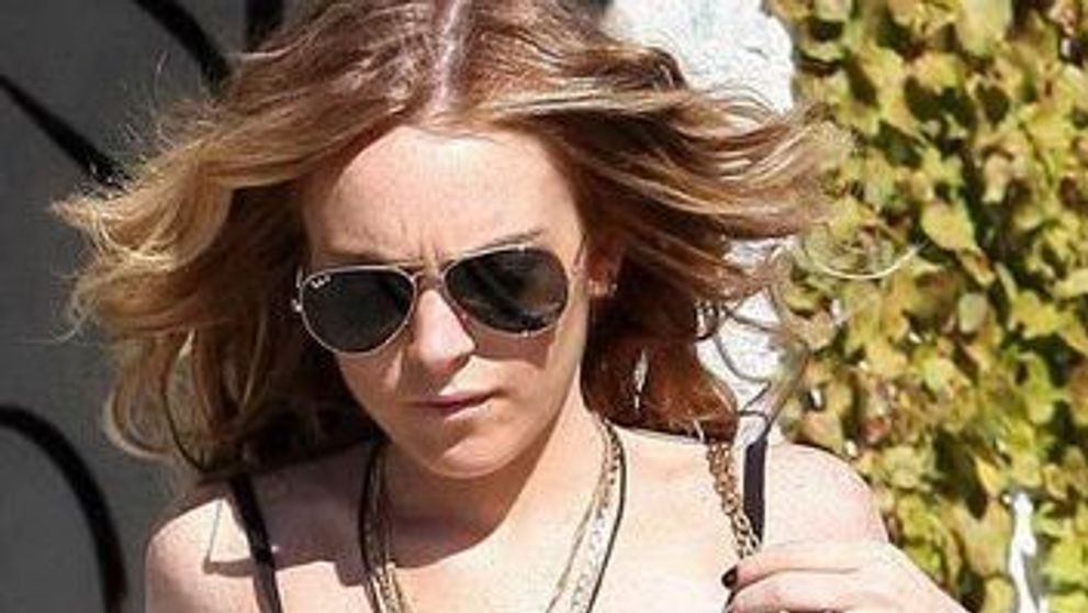Lindsay Lohan si-a uitat sutienul acasa! FOTO