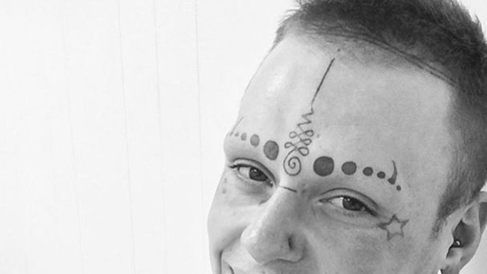 Cum arata barbatul care si-a tatuat tot corpul in negru