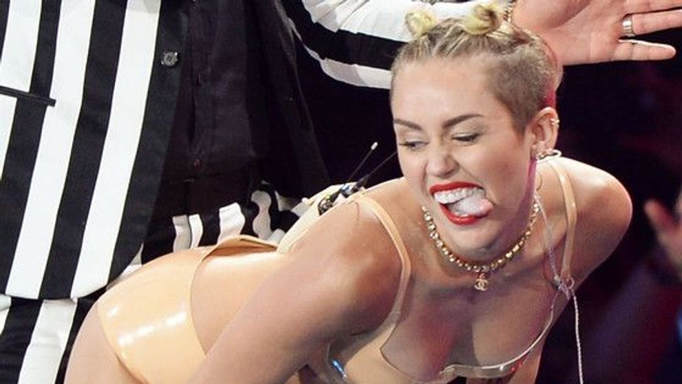 Fara sprancene e o cu totul alta persoana. Nimeni nu a recunoscut-o pe Miley Cyrus in cea mai bizara imagine de pana acum