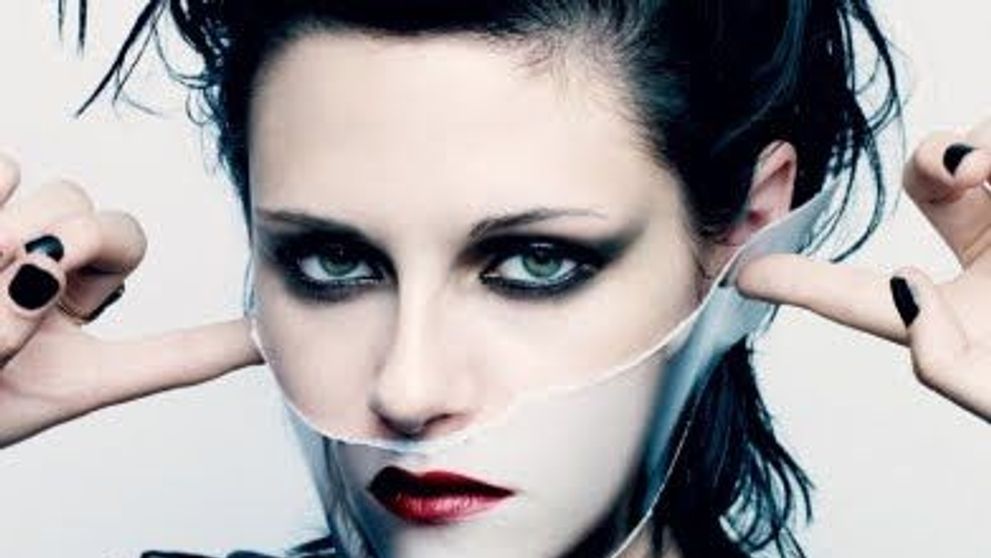 Kristen Stewart, in piscina alaturi de doi barbati. Actrita a fost data afara de Forbes de pe lista celor mai bogate cupluri de la Hollywood